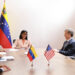 Delcy Rodríguez (c), hablando con el encargado de negocios de la Embajada de los Estados Unidos, John Barrett (2-d), durante una reunión el pasado viernes. Foto: Palacio de Miraflores /EFE.