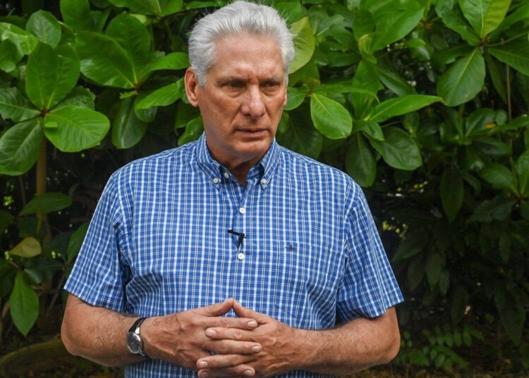 El presidente Miguel Díaz-Canel ofrece declaraciones a la prensa sobre nuevas medidas económicas del Gobierno cubano. Foto: Tomada del perfil de Facebook de Lázaro Manuel Alonso.