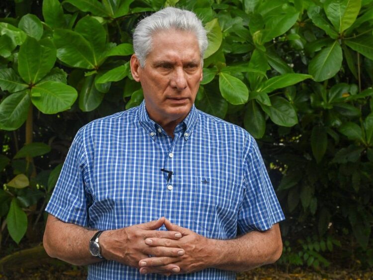 El presidente Miguel Díaz-Canel ofrece declaraciones a la prensa sobre nuevas medidas económicas del Gobierno cubano. Foto: Tomada del perfil de Facebook de Lázaro Manuel Alonso.