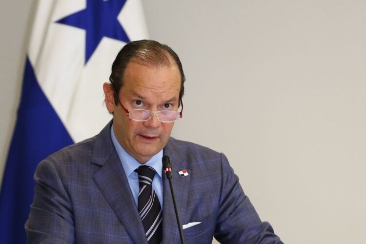 El canciller de Panamá, Javier Martínez-Acha, habla durante una rueda de prensa. Foto: Carlos Lemos / EFE / Archivo.