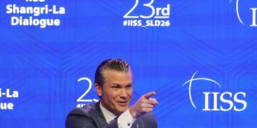 El secretario de Guerra de EE.UU., Pete Hegseth, durante una cumbre internacional. Foto: How Hwee Young / EFE / EPA.