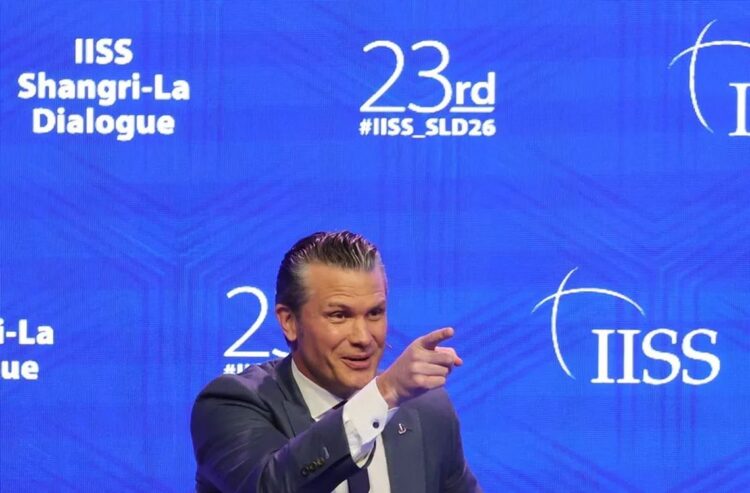 El secretario de Guerra de EE.UU., Pete Hegseth, durante una cumbre internacional. Foto: How Hwee Young / EFE / EPA.