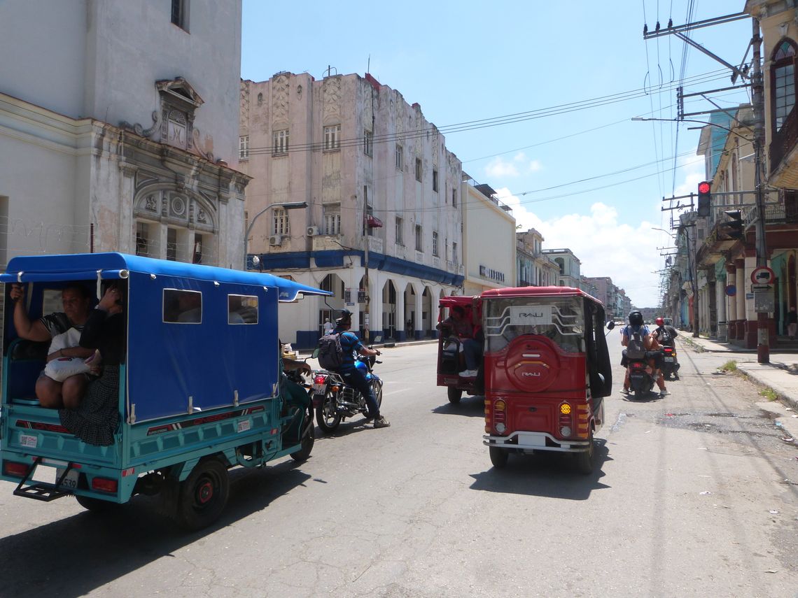 En medio de la actual crisis de combustible, el transporte público funciona en su mayoría en manos privadas con triciclos eléctricos. Foto: AMD.