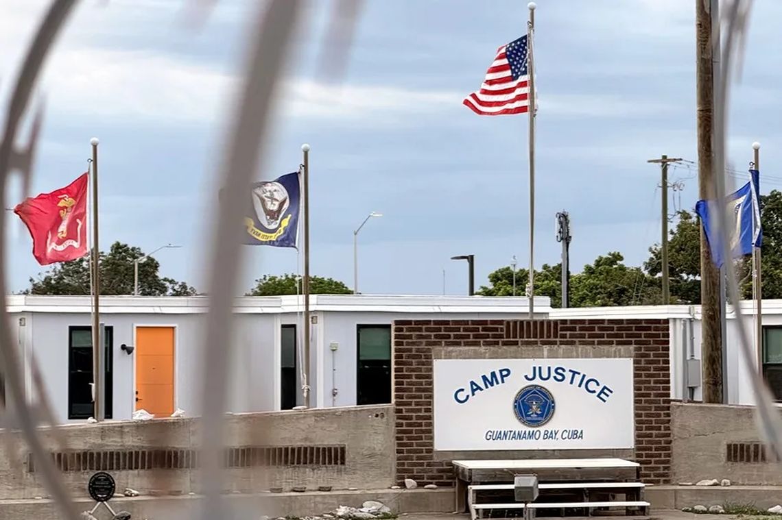 Fotografía de archivo de la entrada principal de la base naval de Estados Unidos Camp Justice, en la bahía de Guantánamo. Foto: Yeny García / EFE.