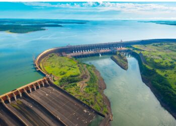 Hidroeléctrica Iguazú en el río Paraná. Foto: Canva.