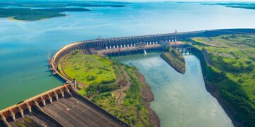 Hidroeléctrica Iguazú en el río Paraná. Foto: Canva.