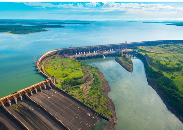 Hidroeléctrica Iguazú en el río Paraná. Foto: Canva.