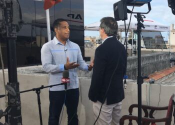 Hugo Cancio durante una entrevista con el corresponsal de CNN en La Habana, Patrick Oppmann.