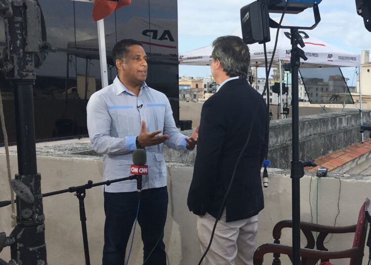 Hugo Cancio durante una entrevista con el corresponsal de CNN en La Habana, Patrick Oppmann.