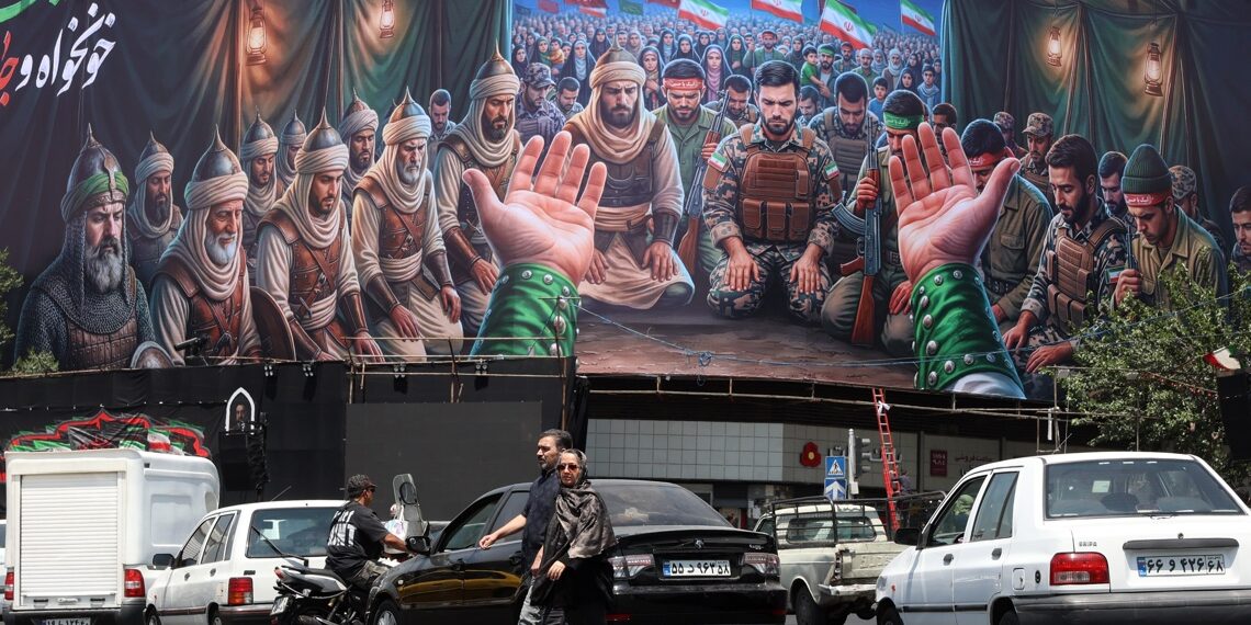 Iraníes caminan por una céntrica calle de Teherán el jueves 18 de junio, en medio del acuerdo de paz entre EEUU e Irán. Foto: Abedin Taherkenareh / EFE / EPA.