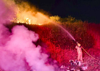 El Servicio de Bomberos y Rescate de Israel en las labores de extinción de varios lugares en los Altos del Golán tras un ataque de Irán. Foto: Bomberos Israel / EFE.