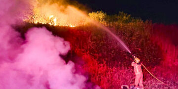 El Servicio de Bomberos y Rescate de Israel en las labores de extinción de varios lugares en los Altos del Golán tras un ataque de Irán. Foto: Bomberos Israel / EFE.