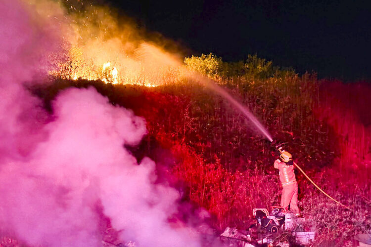 El Servicio de Bomberos y Rescate de Israel en las labores de extinción de varios lugares en los Altos del Golán tras un ataque de Irán. Foto: Bomberos Israel / EFE.