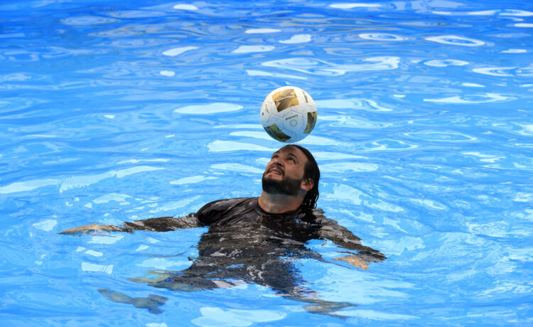El cubano Jhoen Lefont estableció dos marcas de dominio del balón dentro de una piscina, logros que intentará homologar como Récords Guinness: Foto: Ernesto Mastrascusa / EFE.