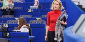 La vicepresidenta de la Comisión Europea y Alta Representante de la Unión para Asuntos Exteriores y Política de Seguridad, Kaja Kallas, en el Parlamento Europeo Estrasburgo, Francia. Foto: Olivier Matthys/EFE.