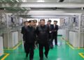 Fotografía cedida por la Agencia estatal de noticias norcoreana KCNA que muestra al líder del país, Kim Jong-un (d), en Corea del Norte. Jong-un, abogó por una expansión "exponencial" del arsenal atómico del país durante una visita a una planta nuclear recientemente puesta en funcionamiento.Foto: EFE/ Agencia estatal de noticias norcoreana KCNA/SOLO USO EDITORIAL/