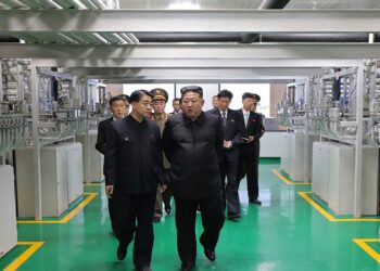Fotografía cedida por la Agencia estatal de noticias norcoreana KCNA que muestra al líder del país, Kim Jong-un (d), en Corea del Norte. Jong-un, abogó por una expansión "exponencial" del arsenal atómico del país durante una visita a una planta nuclear recientemente puesta en funcionamiento.Foto: EFE/ Agencia estatal de noticias norcoreana KCNA/SOLO USO EDITORIAL/