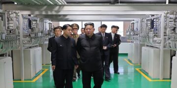 Fotografía cedida por la Agencia estatal de noticias norcoreana KCNA que muestra al líder del país, Kim Jong-un (d), en Corea del Norte. Jong-un, abogó por una expansión "exponencial" del arsenal atómico del país durante una visita a una planta nuclear recientemente puesta en funcionamiento.Foto: EFE/ Agencia estatal de noticias norcoreana KCNA/SOLO USO EDITORIAL/