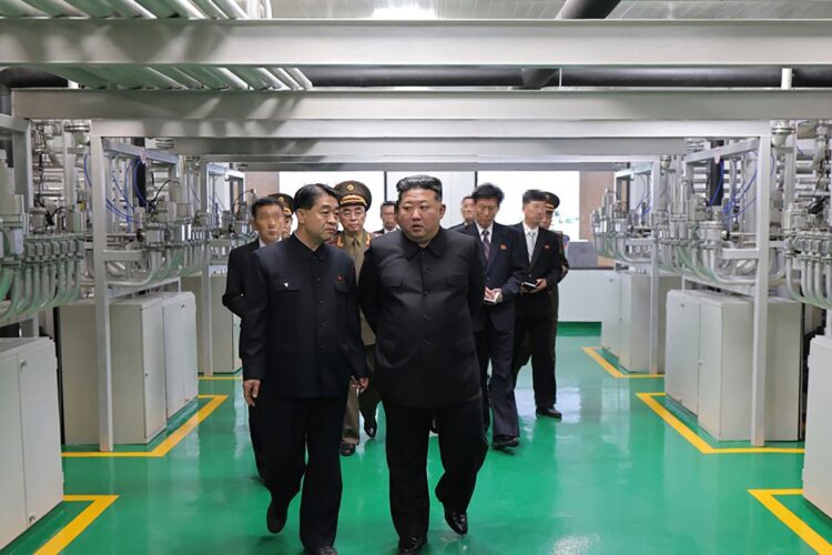 Fotografía cedida por la Agencia estatal de noticias norcoreana KCNA que muestra al líder del país, Kim Jong-un (d), en Corea del Norte. Jong-un, abogó por una expansión "exponencial" del arsenal atómico del país durante una visita a una planta nuclear recientemente puesta en funcionamiento.Foto: EFE/ Agencia estatal de noticias norcoreana KCNA/SOLO USO EDITORIAL/