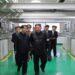 Fotografía cedida por la Agencia estatal de noticias norcoreana KCNA que muestra al líder del país, Kim Jong-un (d), en Corea del Norte. Jong-un, abogó por una expansión "exponencial" del arsenal atómico del país durante una visita a una planta nuclear recientemente puesta en funcionamiento.Foto: EFE/ Agencia estatal de noticias norcoreana KCNA/SOLO USO EDITORIAL/