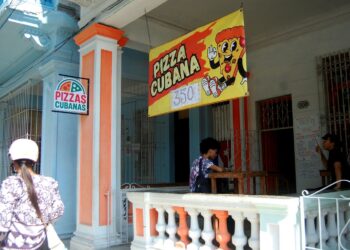 La pizza más sencilla, uno de los platillos más socorridos desde hace décadas en la sociedad cubana, continúa escalando. Precio en mayo de 2026 en la avenida Carlos III, en La Habana. Foto: AMD.