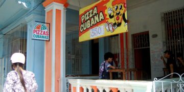 La pizza más sencilla, uno de los platillos más socorridos desde hace décadas en la sociedad cubana, continúa escalando. Precio en mayo de 2026 en la avenida Carlos III, en La Habana. Foto: AMD.