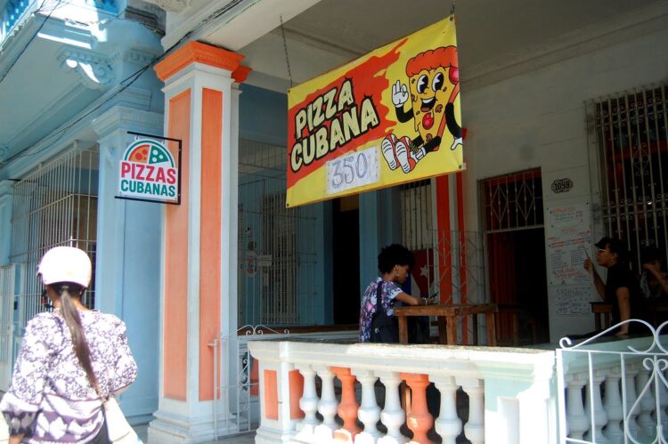 La pizza más sencilla, uno de los platillos más socorridos desde hace décadas en la sociedad cubana, continúa escalando. Precio en mayo de 2026 en la avenida Carlos III, en La Habana. Foto: AMD.