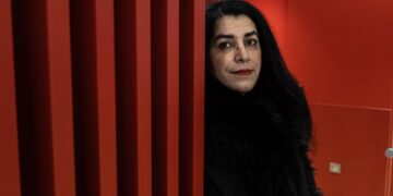 Novelista, ilustradora y directora de cine, la franco-iraní Marja murió a los 56 años, "de tristeza". Foto: EFE/EPA/CHRISTOPHE PETIT TESSON.
