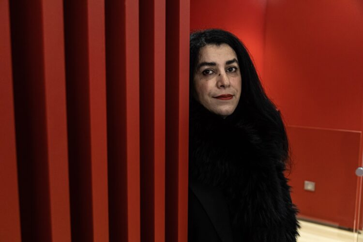 Novelista, ilustradora y directora de cine, la franco-iraní Marja murió a los 56 años, "de tristeza". Foto: EFE/EPA/CHRISTOPHE PETIT TESSON.