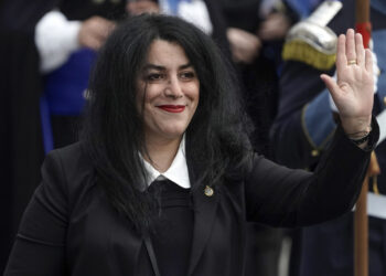 La artista francoiraní Marjane Satrapi, mundialmente conocida por el cómic y película 'Persépolis', a su llegada a la ceremonia de entrega de los  Premios Princesa de Asturias, en Oviedo. Foto: Paco Paredes/ EFE.