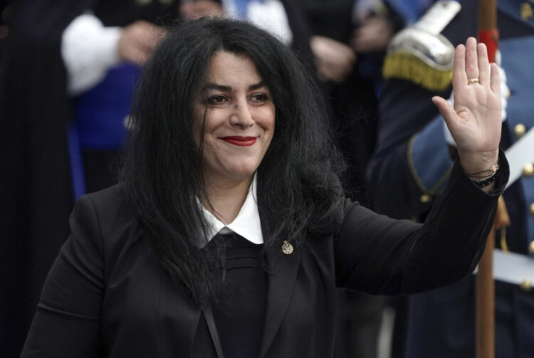 La artista francoiraní Marjane Satrapi, mundialmente conocida por el cómic y película 'Persépolis', a su llegada a la ceremonia de entrega de los  Premios Princesa de Asturias, en Oviedo. Foto: Paco Paredes/ EFE.