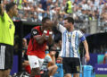 El astro argentino Lionel Messi (d) en el partido que le sirvió para convertirse en el mayor goleador en la historia de los Mundiales. Foto: Kenneth Fernández / EFE.