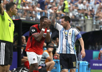 El astro argentino Lionel Messi (d) en el partido que le sirvió para convertirse en el mayor goleador en la historia de los Mundiales. Foto: Kenneth Fernández / EFE.