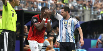 El astro argentino Lionel Messi (d) en el partido que le sirvió para convertirse en el mayor goleador en la historia de los Mundiales. Foto: Kenneth Fernández / EFE.