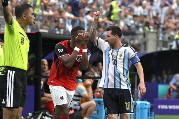 El astro argentino Lionel Messi (d) en el partido que le sirvió para convertirse en el mayor goleador en la historia de los Mundiales. Foto: Kenneth Fernández / EFE.