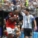 El astro argentino Lionel Messi (d) en el partido que le sirvió para convertirse en el mayor goleador en la historia de los Mundiales. Foto: Kenneth Fernández / EFE.