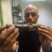 El artista y restaurador Pavel Valdés Ruiz, gestor no estatal del Museo de la Pintura Mural, de La Habana Vieja, con un cañón de su autoría. Foto: Otmaro Rodríguez.