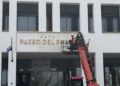 Un obrero trabaja en la fachada del hotel Paseo del Prado, de La Habana, uno de los que deja de administrar la cadena canadiense Blue Diamond debido a su salida de Cuba. Foto: AHF/OnCuba.