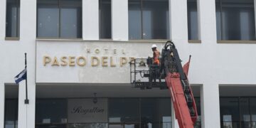 Un obrero trabaja en la fachada del hotel Paseo del Prado, de La Habana, uno de los que deja de administrar la cadena canadiense Blue Diamond debido a su salida de Cuba. Foto: AHF/OnCuba.