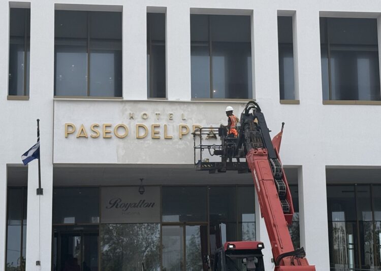Un obrero trabaja en la fachada del hotel Paseo del Prado, de La Habana, uno de los que deja de administrar la cadena canadiense Blue Diamond debido a su salida de Cuba. Foto: AHF/OnCuba.