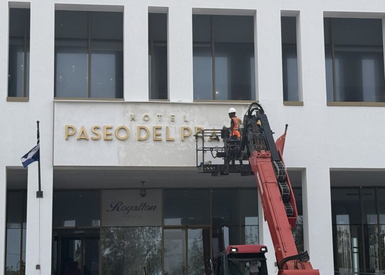 Un obrero trabaja en la fachada del hotel Paseo del Prado, de La Habana, uno de los que deja de administrar la cadena canadiense Blue Diamond debido a su salida de Cuba. Foto: AHF/OnCuba.