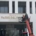 Un obrero trabaja en la fachada del hotel Paseo del Prado, de La Habana, uno de los que deja de administrar la cadena canadiense Blue Diamond debido a su salida de Cuba. Foto: AHF/OnCuba.