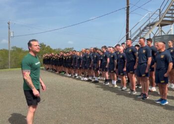 Captura de video tomado de la cuenta oficial en X @DOWResponse, Respuesta Rápida del Departamento de Guerra de Estados Unidos, que muestra al secretario de Guerra, Pete Hegseth saludando a integrantes de tropas desplegadas en la base de Guantánamo. Foto: @DOWresponse.