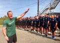 Captura de video tomado de la cuenta oficial en X @DOWResponse, Respuesta Rápida del Departamento de Guerra de Estados Unidos, que muestra al secretario de Guerra, Pete Hegseth (i), saludando a integrantes de tropas desplegadas en la base de Guantánamo Foto: @DOWresponse / EFE.