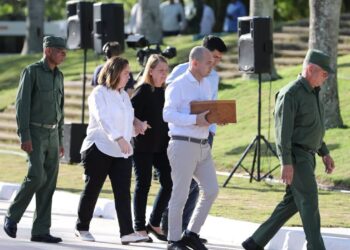 Los restos del vice primer ministro cubano Ramiro Valdés son depositados en Santa Clara. Foto: Facebook/Soy Villa Clara.