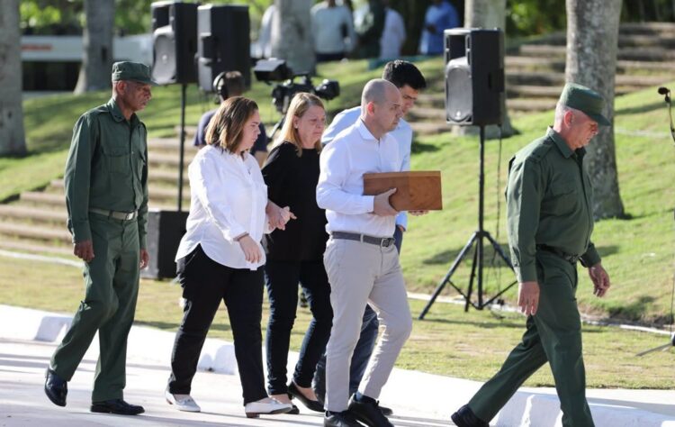 Los restos del vice primer ministro cubano Ramiro Valdés son depositados en Santa Clara. Foto: Facebook/Soy Villa Clara.