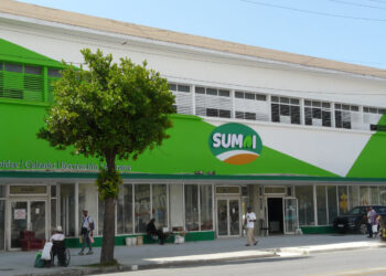 SUMAI es una empresa mixta cubano‑china creada en 2025, dedicada al comercio mayorista y minorista de productos como ferretería, electrodomésticos y soluciones de energías renovables. Próxima apertura en 23 y 10, El Vedado, La Habana. Foto: AMD