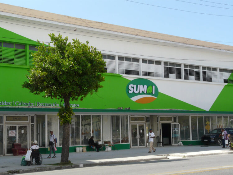 SUMAI es una empresa mixta cubano‑china creada en 2025, dedicada al comercio mayorista y minorista de productos como ferretería, electrodomésticos y soluciones de energías renovables. Próxima apertura en 23 y 10, El Vedado, La Habana. Foto: AMD