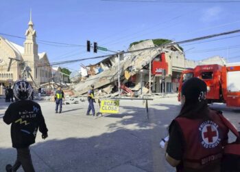 Una fotografía facilitada por la Cruz Roja Filipina muestra los daños sufridos en un edificio, incluido un establecimiento de comida rápida, tras un terremoto en la ciudad de General Santos, en el sur de Filipinas. Foto: EFE.