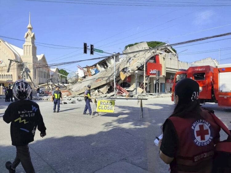 Una fotografía facilitada por la Cruz Roja Filipina muestra los daños sufridos en un edificio, incluido un establecimiento de comida rápida, tras un terremoto en la ciudad de General Santos, en el sur de Filipinas. Foto: EFE.